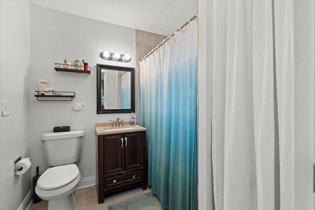 427 Cedarcrest Dr, Streamwood, IL 60107 - full bathroom with toilet, vanity, baseboards, and a shower with curtain