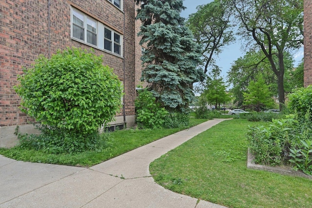 2142 W Rosemont Ave Unit 1A, Chicago, IL 60659 - view of home's community with a lawn