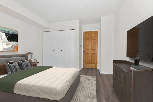 7200 N Ridge Blvd Unit 2K, Chicago, IL 60645 - bedroom with dark wood finished floors and a closet