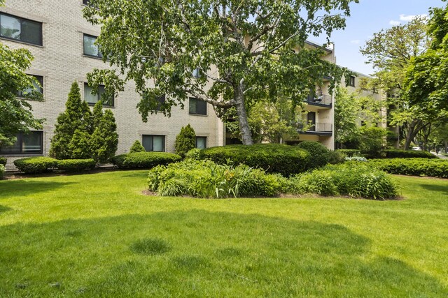 7200 N Ridge Blvd Unit 2K, Chicago, IL 60645 - view of grassy yard