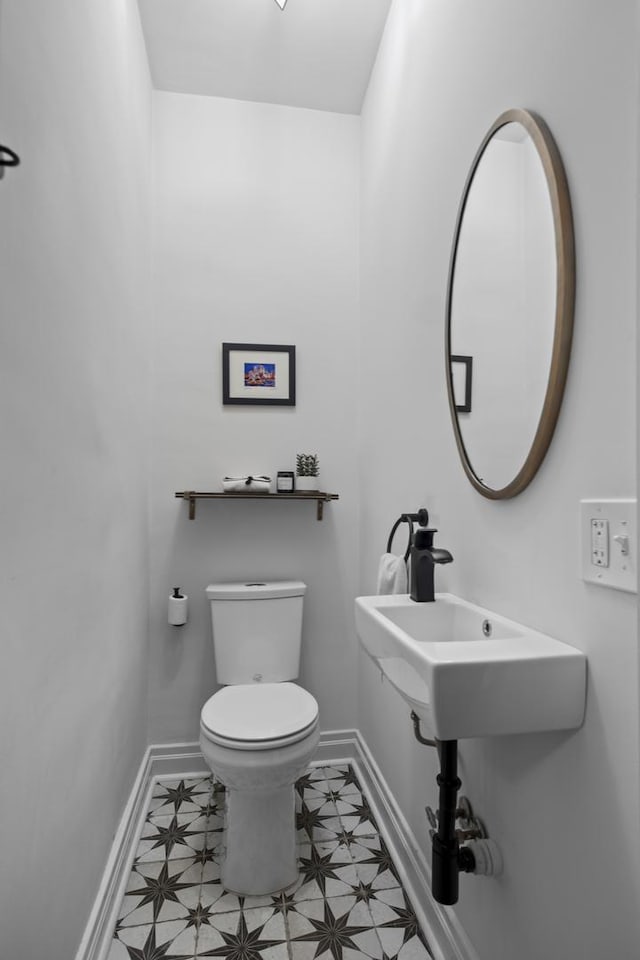 1419 W Birchwood Ave, Chicago, IL 60626 - bathroom with toilet and baseboards