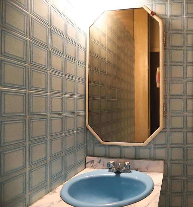 5502 S Hyde Park Blvd Unit 1, Chicago, IL 60637 - bathroom featuring vanity