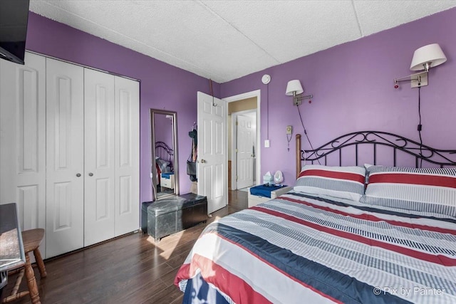 134 Klein Creek Ct Unit 4D, Carol Stream, IL 60188 - bedroom with wood finished floors, a closet, and a textured ceiling