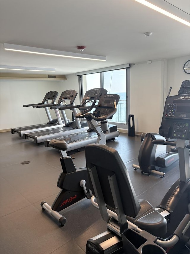 6007 N Sheridan Rd Unit 24H, Chicago, IL 60660 - gym featuring baseboards