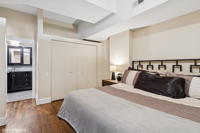 165 N Canal St Unit 1231, Chicago, IL 60606 - bedroom with dark wood-type flooring and a closet