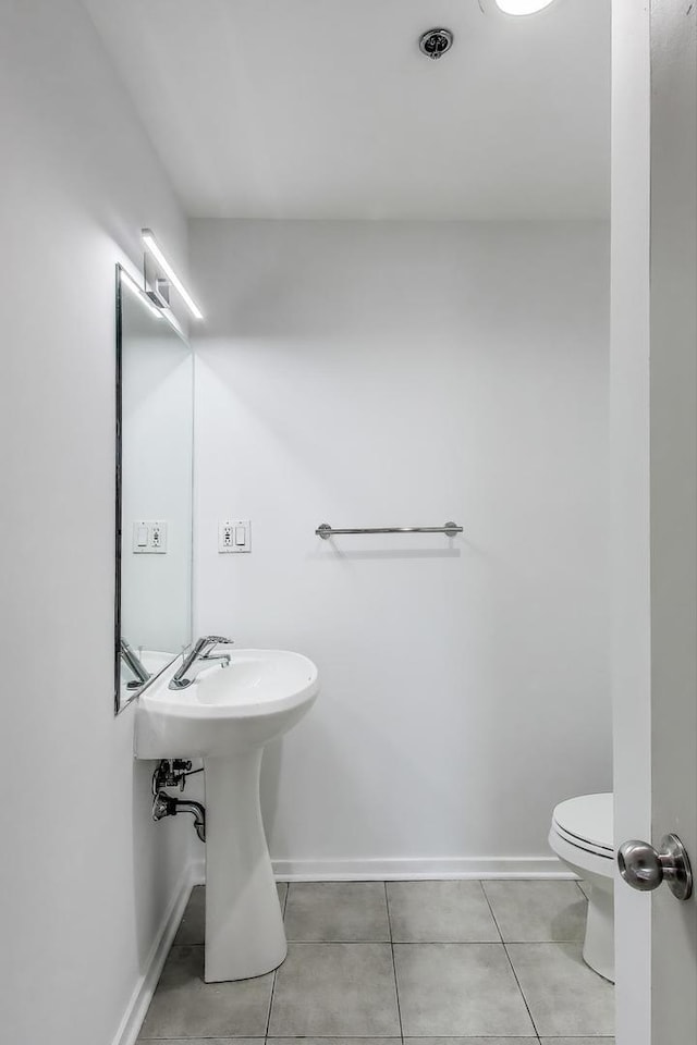 2310 S Canal St Unit 401, Chicago, IL 60616 - bathroom featuring baseboards and tile patterned floors