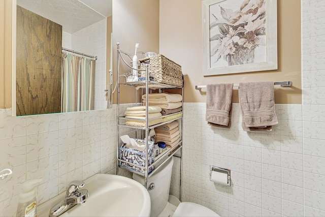 11531 S S Ave J, Chicago, IL 60617 - full bath featuring tile walls, toilet, curtained shower, wainscoting, and a sink