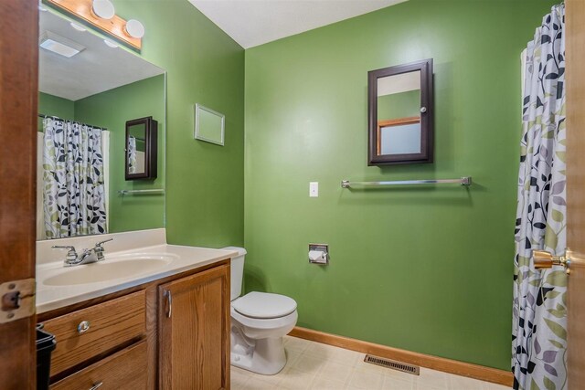 107 W 10th St, Gridley, IL 61744 - full bath with vanity and curtained shower