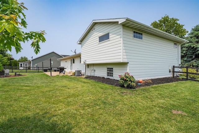 107 W 10th St, Gridley, IL 61744 - rear view of house with a patio area