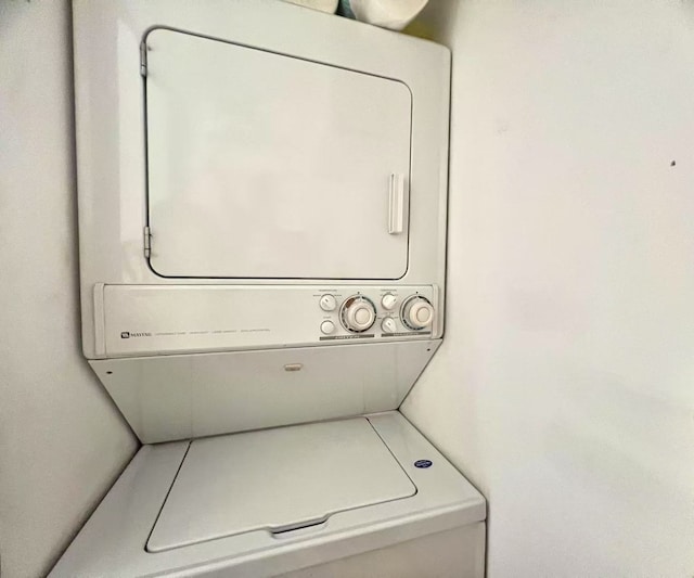 11 Echo Ct Unit 17, Vernon Hills, IL 60061 - laundry area with stacked washing machine and dryer