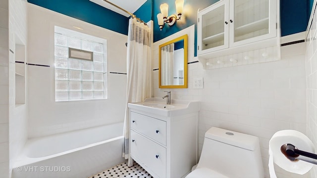 117 S Grove Ave, Oak Park, IL 60302 - full bathroom with vanity and shower / bath combo with shower curtain
