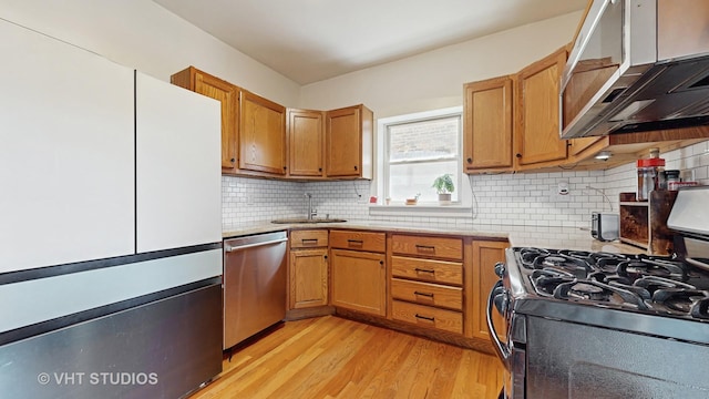 117 S Grove Ave, Oak Park, IL 60302 - kitchen featuring stainless steel appliances, light wood-type flooring, brown cabinetry, and tasteful backsplash