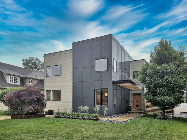 717 S Washington St, Elmhurst, IL 60126 - view of front of property featuring board and batten siding and a front yard