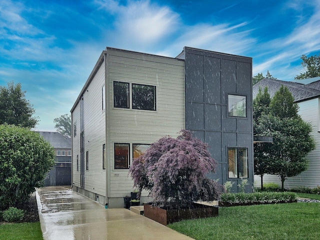 717 S Washington St, Elmhurst, IL 60126 - contemporary house featuring a front yard