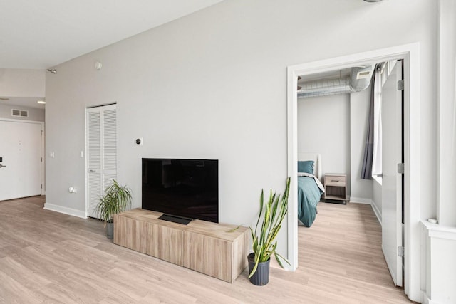 901 W Madison St Unit 1002, Chicago, IL 60607 - living area featuring light wood-style floors