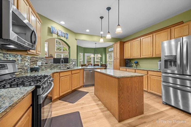 735 Chasewood Dr, South Elgin, IL 60177 - kitchen featuring stainless steel appliances, a center island, tasteful backsplash, light wood-type flooring, and recessed lighting
