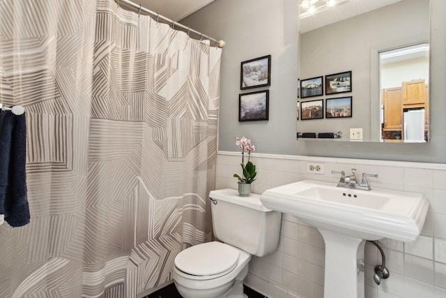 1400 N La Salle St Unit 3N, Chicago, IL 60610 - full bath with tile walls, a wainscoted wall, and curtained shower
