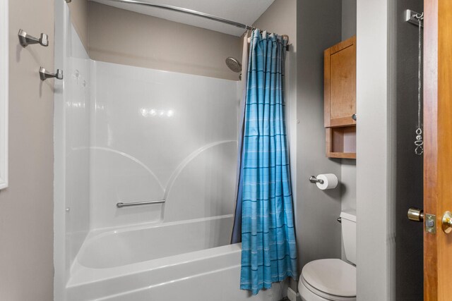 516 E Locust St, Watseka, IL 60970 - full bath featuring toilet and shower / tub combo
