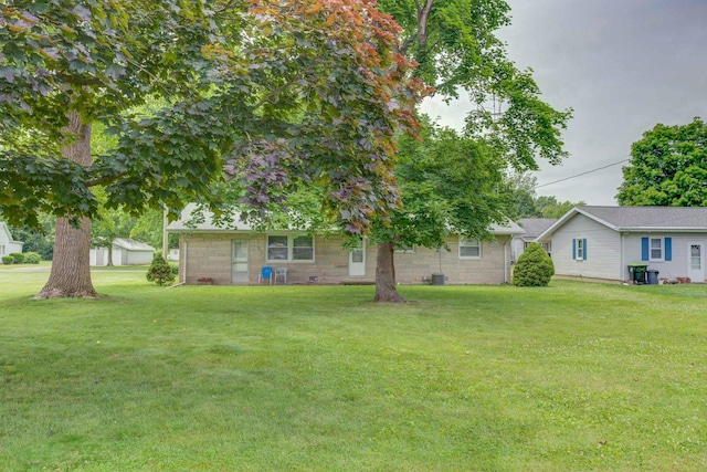 220 N Indiana St, Atwood, IL 61913 - view of green lawn