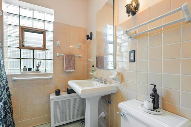 4706 N Paulina St, Chicago, IL 60640 - bathroom with tile walls and toilet