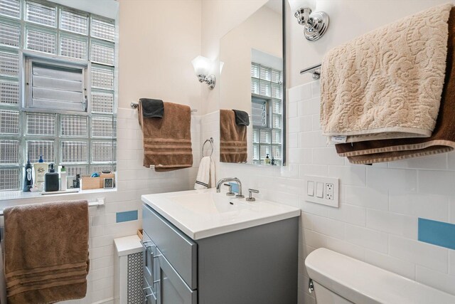 4706 N Paulina St, Chicago, IL 60640 - half bathroom featuring tile walls and vanity