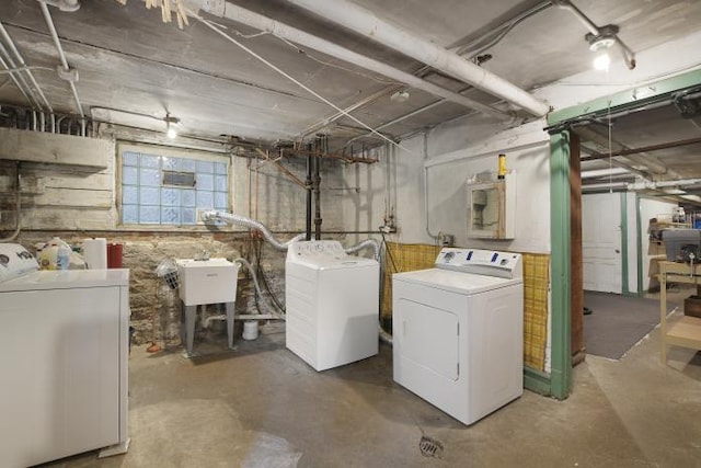 4706 N Paulina St, Chicago, IL 60640 - below grade area with washer and clothes dryer and a sink