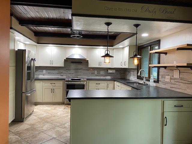 23 Acapulco Dr, Putnam, IL 61560 - kitchen featuring stainless steel appliances, dark countertops, tasteful backsplash, a peninsula, and decorative light fixtures