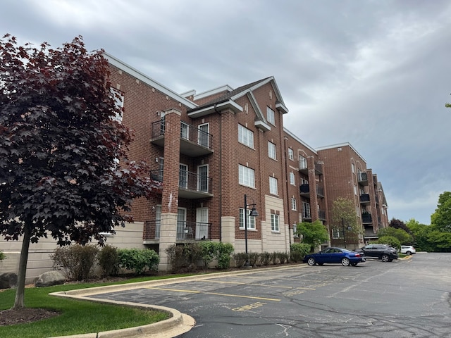 1479 N Milwaukee Ave Unit 312, Libertyville, IL 60048 - view of building exterior with uncovered parking