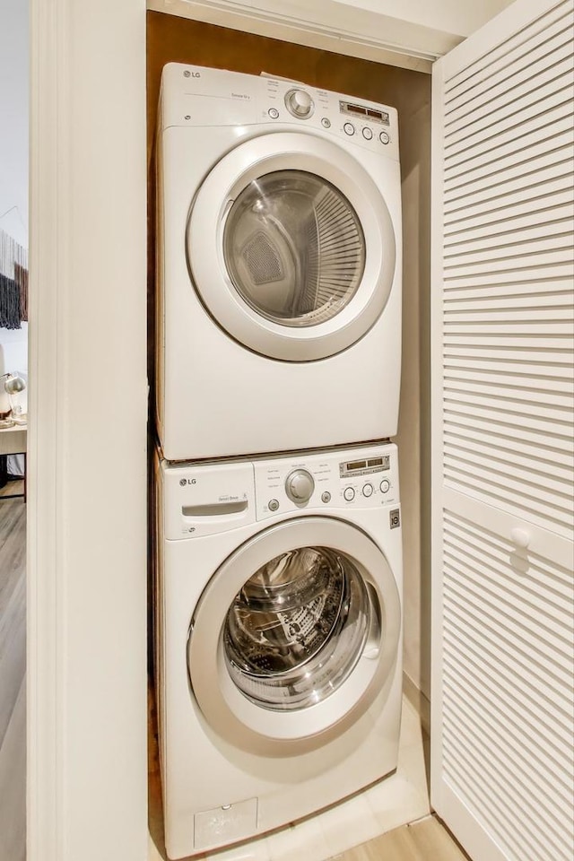 1841 S Calumet Ave Unit 1808, Chicago, IL 60616 - laundry area with stacked washer and clothes dryer