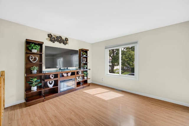 570 Sundance Ct, Carol Stream, IL 60188 - living area featuring wood finished floors and baseboards