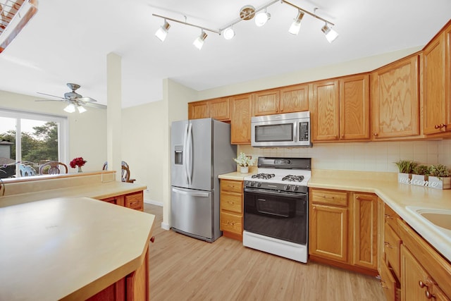 570 Sundance Ct, Carol Stream, IL 60188 - kitchen with stainless steel appliances, light wood finished floors, tasteful backsplash, light countertops, and a ceiling fan