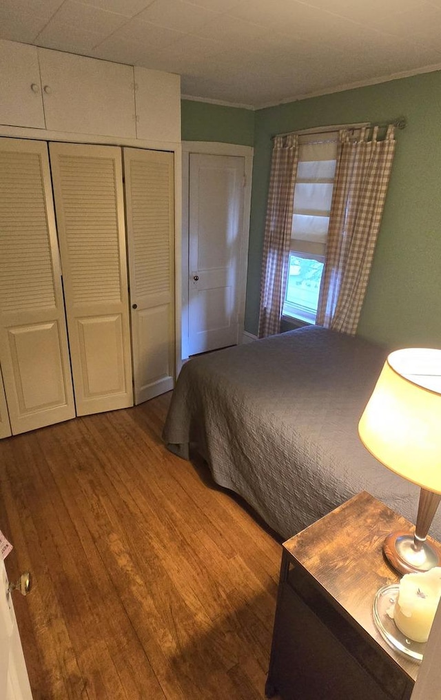 6119 W School St, Chicago, IL 60634 - bedroom featuring wood finished floors, crown molding, and a closet