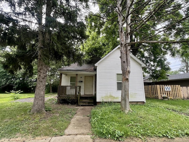 1205 W Beech St, Urbana, IL 61801 - bungalow-style home featuring a front yard and covered porch