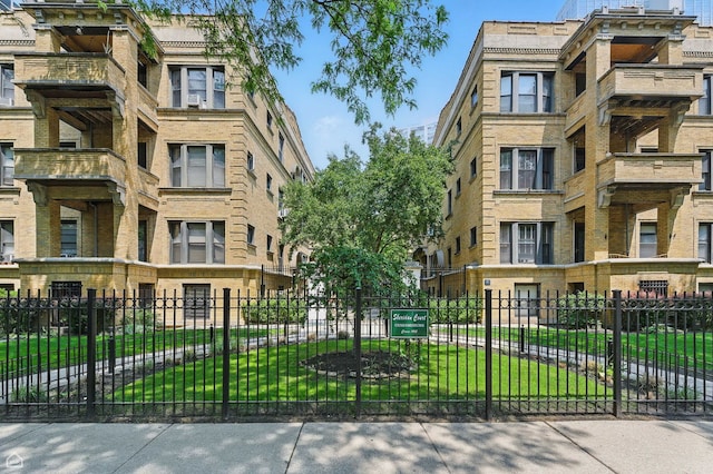 726 W Sheridan Rd Unit 3S, Chicago, IL 60613 - view of apartment building / complex featuring a fenced front yard