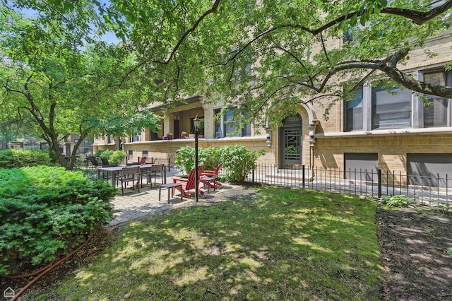 726 W Sheridan Rd Unit 3S, Chicago, IL 60613 - view of yard featuring an attached garage and a patio area