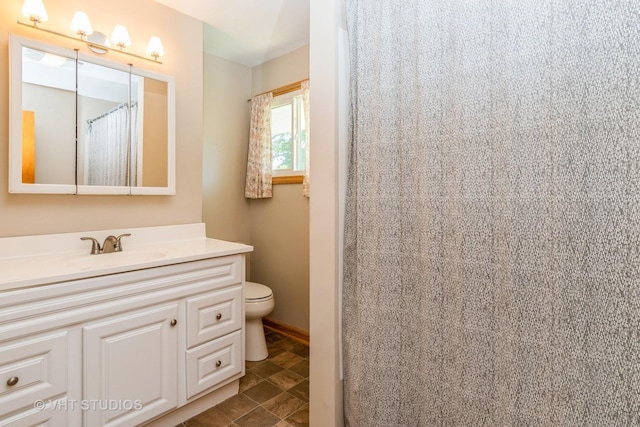 812 S Center St, Plano, IL 60545 - full bath featuring vanity and a shower with curtain