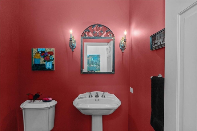 1005 Hiawatha Ln, Riverwoods, IL 60015 - half bath with toilet and a sink