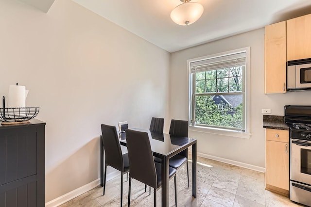 7316 N Honore St Unit 306, Chicago, IL 60626 - dining space featuring baseboards
