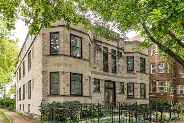 300 S Kenilworth Ave Unit 2N, Oak Park, IL 60302 - view of property featuring a fenced front yard