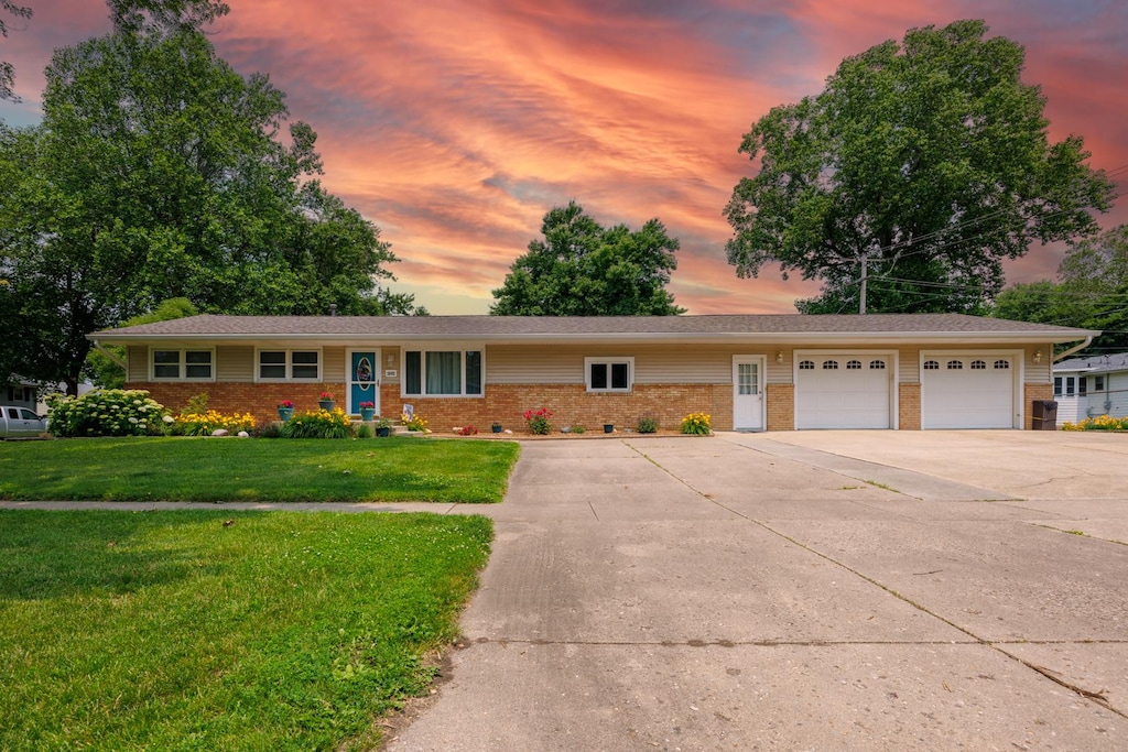 2002 Arrowhead Dr, Bloomington, IL 61704 - photo 1