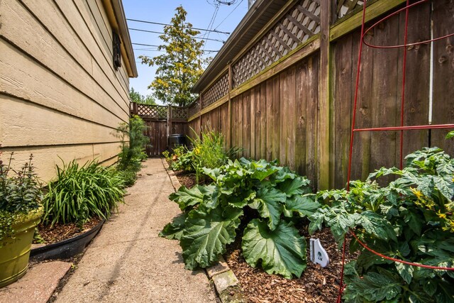 7439 N Maplewood Ave, Chicago, IL 60645 - view of yard