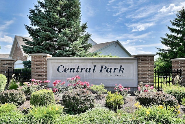 350 Woodhill Dr, Carol Stream, IL 60188 - view of community / neighborhood sign