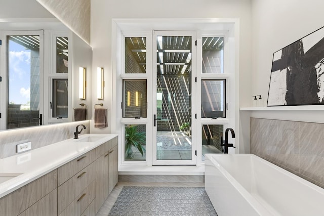 2756 N Magnolia Ave Unit Ph, Chicago, IL 60614 - full bath featuring double vanity and a soaking tub