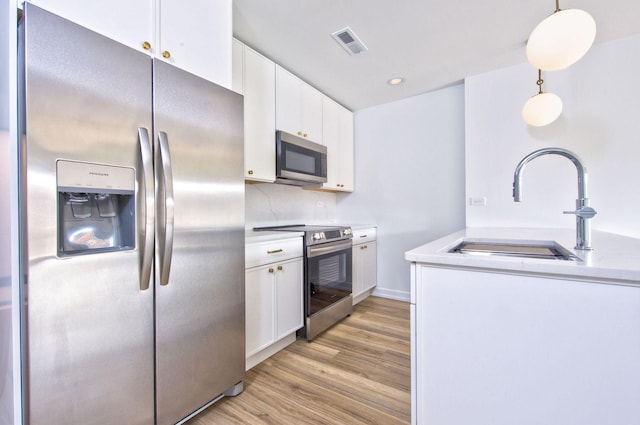 9396 Landings Ln Unit 602, Des Plaines, IL 60016 - kitchen featuring stainless steel appliances, light wood finished floors, white cabinetry, light countertops, and recessed lighting