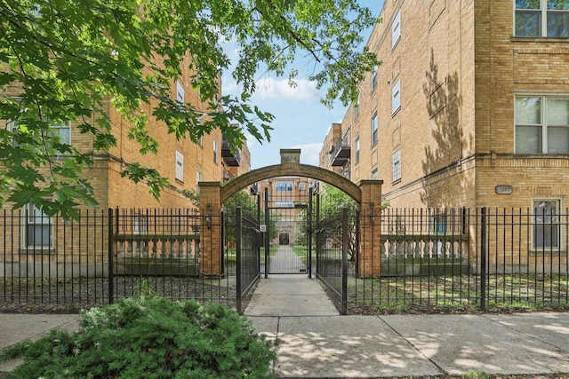 1639 W Farwell Ave Unit 1, Chicago, IL 60626 - view of community featuring a gate