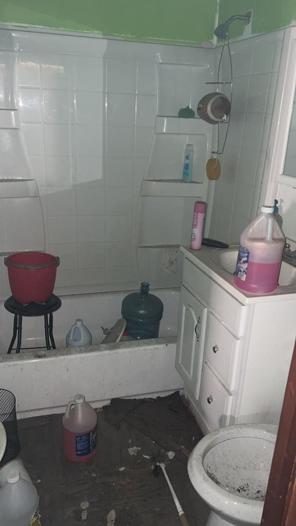 3307 W 37th Pl, Chicago, IL 60632 - full bath featuring vanity and shower / washtub combination