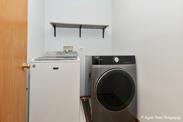 179 Cascade Dr, Crystal Lake, IL 60012 - laundry room featuring washing machine and clothes dryer