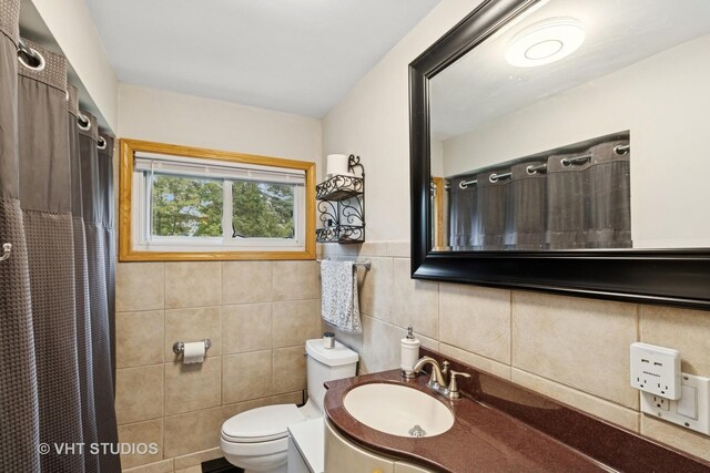 115 S We Go Trl, Mount Prospect, IL 60056 - full bath featuring tile walls, vanity, and curtained shower