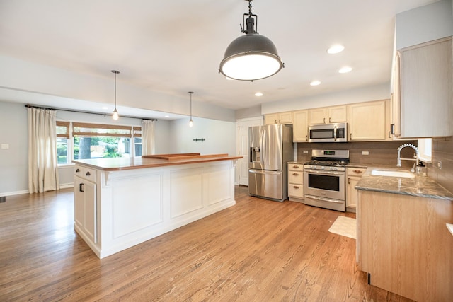 308 Dunbar Rd, Mundelein, IL 60060 - kitchen featuring stainless steel appliances, light wood-style floors, tasteful backsplash, a center island, and recessed lighting
