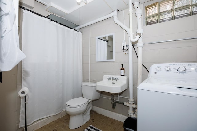 103 N Adelaide St, Normal, IL 61761 - full bath with washer / clothes dryer and a shower with shower curtain